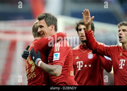 Toni Kroos de Munich (hidden ; L-R), buteur Mario Mandzukic, Javier Martinez et Thomas Mueller célébrer le 2-0 au cours de la Bundesliga match de foot entre FC Bayern Munich et Greuther Fürth Cantón de Allianz Arena de Munich, Allemagne, 19 janvier 2013. Photo : Andreas GEBERT (ATTENTION : EMBARGO SUR LES CONDITIONS ! Le LDF permet la poursuite de l'utilisation de jusqu'à 15 photos uniquement (pas de photos ou vidéo-sequntial série similaire d'images admis) via internet et les médias en ligne pendant le match (y compris la mi-temps), prises à partir de l'intérieur du stade et/ou avant le début du match. Le LDF permet Banque D'Images