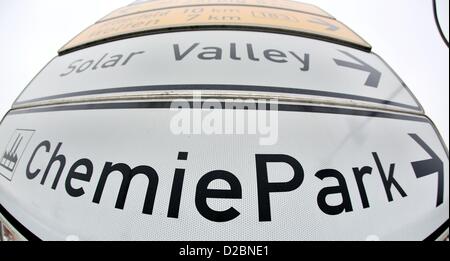 La signalisation routière le point moyen de la Solar Valley et le parc chimique dans la région de Hamburg, Allemagne, le 17 janvier 2013. L'industrie chimique dans l'état de Saxe-Anhalt est la seule industrie dans l'Est de l'Allemagne qui a réussi à atteindre une croissance de chiffres d'affaires en 2012. Autour de 114 entreprises ont obtenu un chiffre d'affaires de près de huit milliards d'euros en 2012. Photo : Jan Woitas Banque D'Images