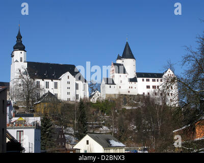 (Afp) un fichier photo en date du 01 novembre 2010 présente le château de Schwarzenberg et l'église de Saint George dans le plein jour à Schwarzenberg, Allemagne. Photo : Franz-Peter Tschauner Banque D'Images