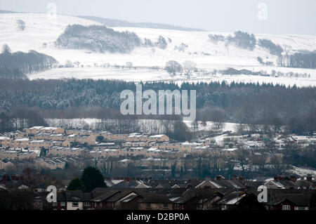 South Wales, UK. 19 janvier 2013. L'accumulation de neige sur les maisons et les champs autour de Neath, dans le sud du Pays de Galles cet après-midi. Banque D'Images