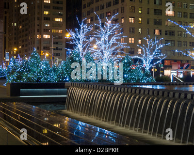 Les arbres taillés en bleu Lumières de Noël et des fontaines, Avenue of the Americas, NEW YORK CITY Banque D'Images