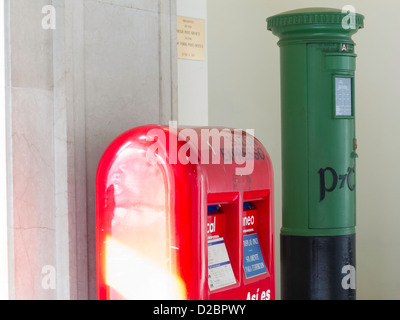 Affichage International, mexicain et irlandais des boîtes postales, James A. Farley Bureau de poste principal, Chelsea, NYC Banque D'Images