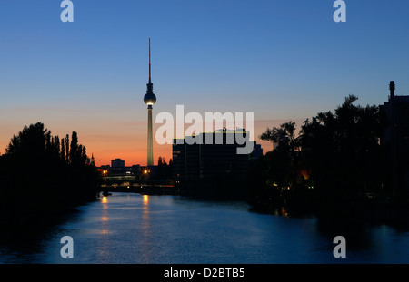 Berlin, Allemagne, la Spree heure bleue avec la tour de télévision pour Banque D'Images