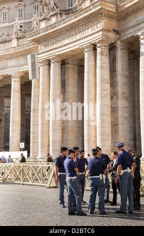 Policiers debout dans la place Saint Pierre, le Vatican, Rome Banque D'Images
