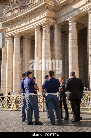 Policiers debout dans la place Saint Pierre, le Vatican, Rome Banque D'Images