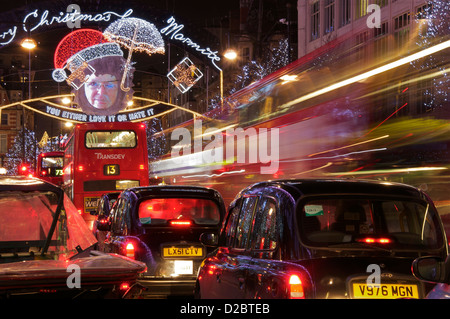 Scène de rue Noël à Londres Banque D'Images