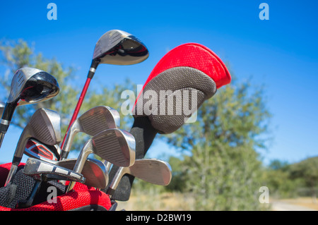 Ensemble de clubs de golf dans un sac avec ciel bleu en arrière-plan Banque D'Images