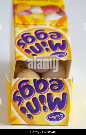 Carton de Cadbury mini oeufs jusqu'au bout, pour afficher le contenu du panier prêt pour l'ensemble de Pâques sur fond blanc Banque D'Images