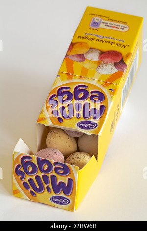 Carton de Cadbury mini oeufs jusqu'au bout, pour afficher le contenu du panier prêt pour l'ensemble de Pâques sur fond blanc Banque D'Images