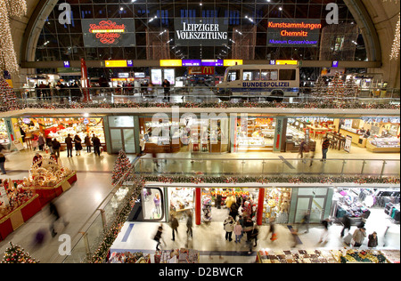 Leipzig (Allemagne), de la gare principale dans la lumière de Noël décorations Banque D'Images