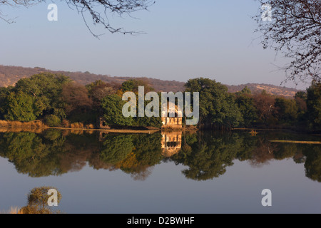 Une vue panoramique d'un ancien palais à Ranthambhore Tiger Reserve, Rajasthan, Inde. Banque D'Images