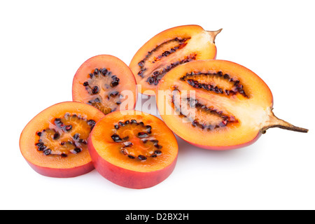 Tamarillo cut sur fond blanc Banque D'Images