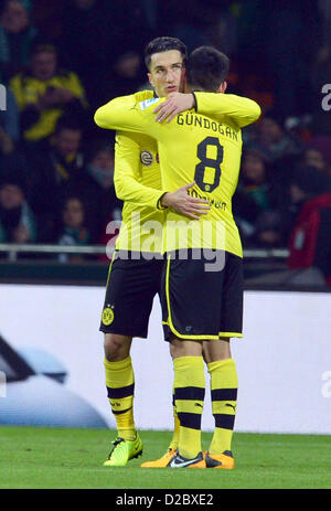 Les joueurs de Dortmund Nuri Sahin (L) embrasse son coéquipier Ilkay Gundogan après le match de football de la Bundesliga entre le Werder Brême et le Borussia Dortmund dans le Weser Stadion à Bremen, Allemagne, 19 janvier 2013. Photo : CARMEN JASPERSEN (ATTENTION : EMBARGO SUR LES CONDITIONS ! Le LDF permet la poursuite de l'utilisation de jusqu'à 15 photos uniquement (pas de photos ou vidéo-sequntial série similaire d'images admis) via internet et les médias en ligne pendant le match (y compris la mi-temps), prises à partir de l'intérieur du stade et/ou avant le début du match. Le LDF permet la transmission sans restriction de Banque D'Images