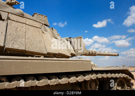 Magach israélien de réservoir, près de la base militaire dans le désert Banque D'Images