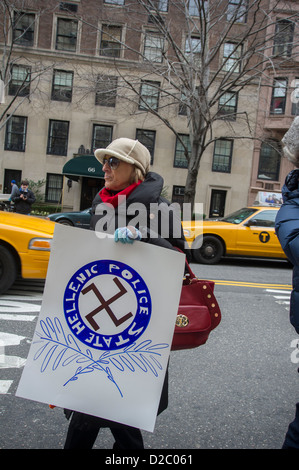 Les partisans de la démocratie en Grèce protester contre la montée de la Golden Dawn parti politique au consulat de Grèce à NY Banque D'Images