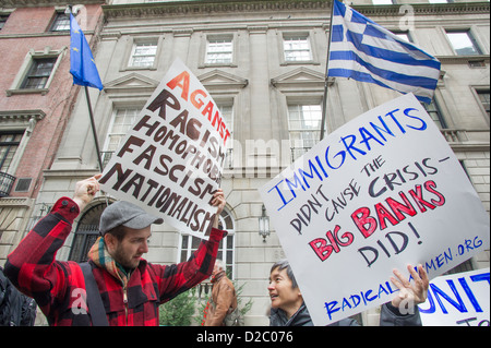 Les partisans de la démocratie en Grèce protester contre la montée de la Golden Dawn parti politique au consulat de Grèce à NY Banque D'Images