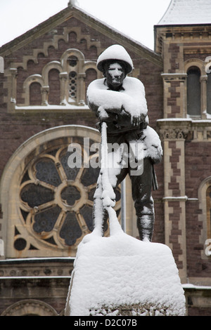 Visage choisi dans la neige sur le monument aux soldats morts pendant la Première Guerre mondiale, Galles, Royaume-Uni Banque D'Images