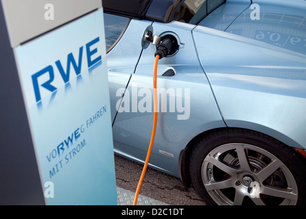 Essen, Allemagne, d'une voiture électrique est rechargée à une station de charge, RWE Banque D'Images