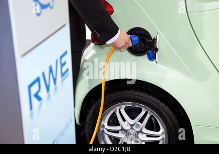 Essen, Allemagne, d'une voiture électrique est rechargée à une station de charge, RWE Banque D'Images