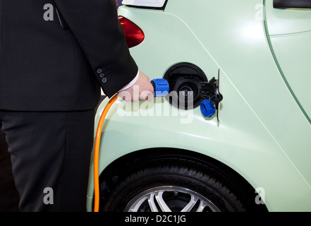 Essen, Allemagne, d'une voiture électrique est rechargée à une station de charge, RWE Banque D'Images