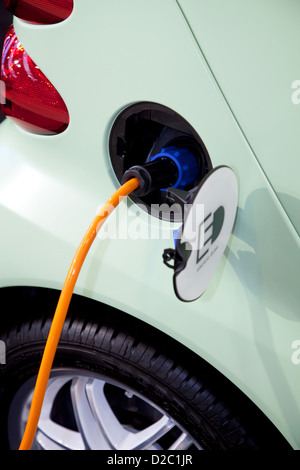 Essen, Allemagne, la voiture électrique est rechargée à une station de charge, RWE Banque D'Images