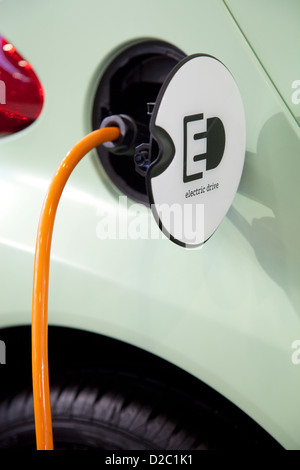 Essen, Allemagne, la voiture électrique est rechargée à une station de charge, RWE Banque D'Images