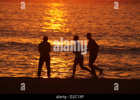Lever du soleil à joggeurs du célèbre Sydney Bondi Beach sur une journée de canicule. Banque D'Images