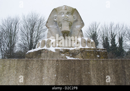 Sphinx de pierre couvert de neige dans la région de Crystal Palace Park Banque D'Images