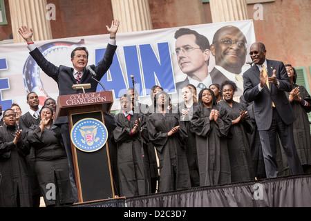 L'humoriste Stephen Colbert est titulaire d'un rassemblement avec l'ancien candidat présidentiel républicain Herman Cain au College of Charleston le 20 janvier 2012 à Charleston, Caroline du Sud. Colbert a tenu l'événement avec Caïn, intitulé Rock moi comme un Herman Cain Cain sud-olina Rallye primaire, dans le cadre de son pseudo-candidat à la présidence des États-Unis de Caroline du Sud. Banque D'Images