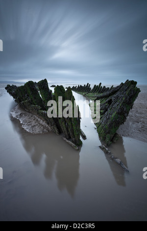 Ancienne barge norvégienne sur les naugrages Berrow Beach dans le Somerset. Banque D'Images