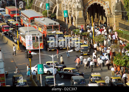 Les bus de couleur rouge Meilleur Bombay Electric transport suburbain trafic hors Vt. Victoria Terminus Rebaptisé comme Banque D'Images