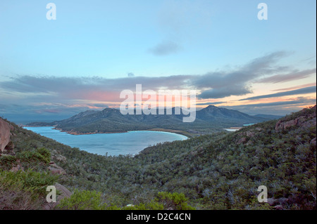 Wineglass Bay, en Tasmanie au coucher du soleil Banque D'Images