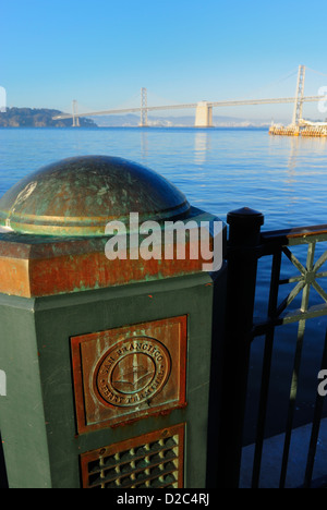 Port de San Francisco et le Bay Bridge vus du Ferry Building Banque D'Images