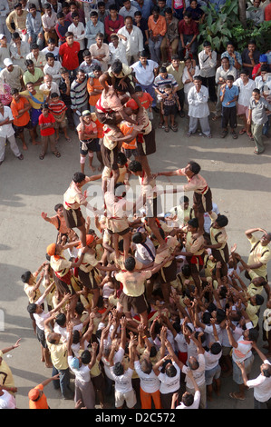 Dahi Hundie, pyramide humaine, Janmashtami Janmashtami Gokul Ashtami Govinda Festival, Bombay Mumbai, Maharashtra, Inde Banque D'Images