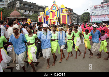 La danse Tribal Warli sur route au cours de procession religieuse Déesse Amba Devi Arrivée Kalwa Naka Tembhi Thane Maharashtra Inde Banque D'Images