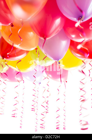 Ballons avec banderolles pour anniversaire célébration isolé sur fond blanc Banque D'Images