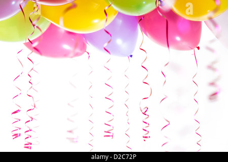 Ballons avec banderolles pour anniversaire célébration isolé sur fond blanc Banque D'Images