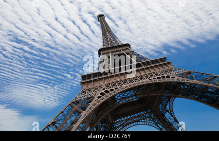 Tour Eiffel à Paris contre le ciel bleu Banque D'Images