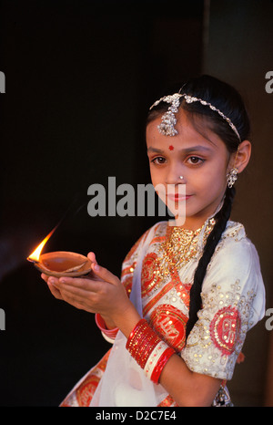 L'Inde, Diwali (Deepavali) Festival (octobre/novembre). Jeune fille avec une lampe à huile Banque D'Images