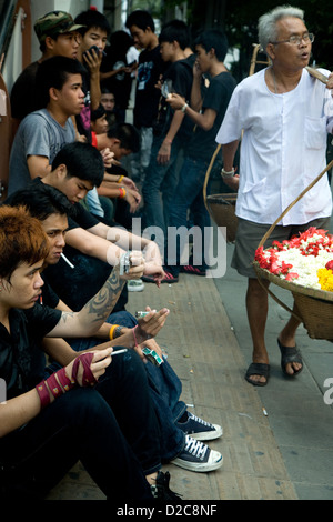 Les adolescents en attente de l'ouverture d'un club d'assister à un concert de rock, à Bangkok, Thaïlande Banque D'Images