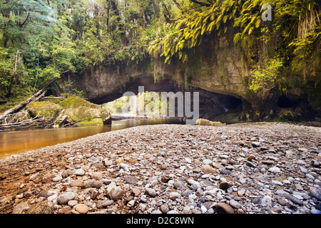 Moria Gate Arch sur l'Oparara River. Image prise près de Karamea dans le parc national de Kahurangi. Banque D'Images