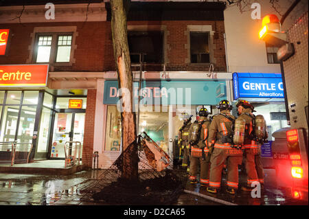 Toronto, le 20 Jan 2013, PEUT - La burt out carcas d'un matelas s'asseoir sur la rue Yonge, que les pompiers, attendre pour entrer. Les ambulanciers traités une femme âgée après un 2-alarme incendie au 3266, rue Yonge, au nord du Saint-Laurent. Banque D'Images
