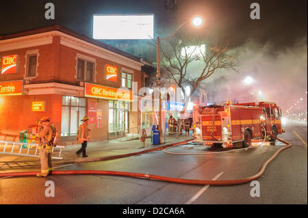 Toronto, le 20 Jan 2013 PEUT, - les pompiers arrivent, et mis en place pour lutter contre le feu au-dessus de commerces qui a éclaté juste après minuit. Les ambulanciers traités une femme âgée après un 2-alarme incendie au 3266, rue Yonge, au nord du Saint-Laurent. Banque D'Images