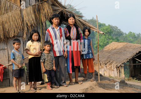 Yangon, Myanmar, une famille devant leur hutte Banque D'Images