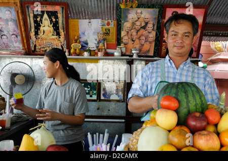 Mae Sai, Thaïlande, stand de fruits, père et fille à titre de vendeur Banque D'Images