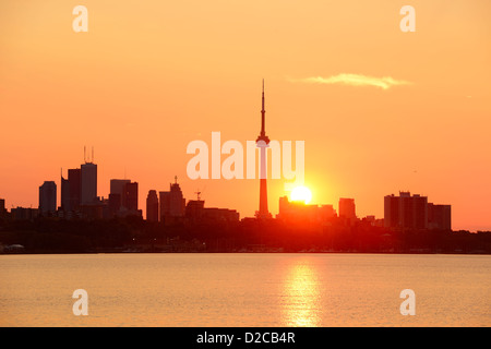 Lever du soleil sur le lac silhouette de Toronto avec ton rouge. Banque D'Images