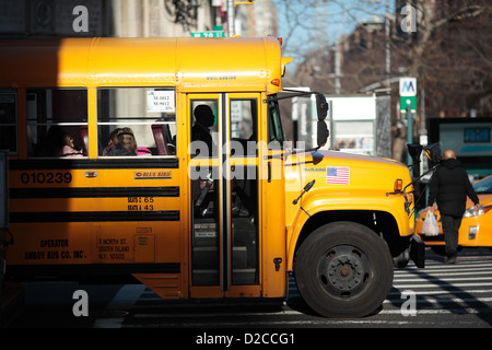 Bus scolaire à Manhattan, New York. Banque D'Images