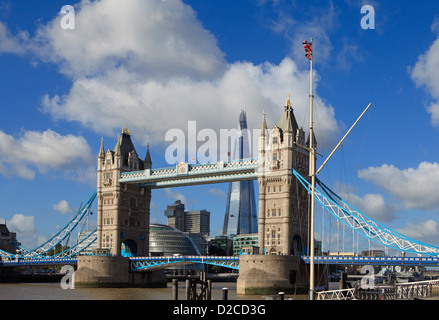 C'est un point de vue de la construction d'échardes bien assis entre les deux tours de l'emblématique Tower Bridge. Banque D'Images