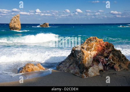 Vagues se brisant sur les rochers Banque D'Images