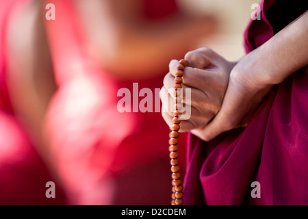 Chapelet dans la main du moine, Lhassa, Tibet. Banque D'Images